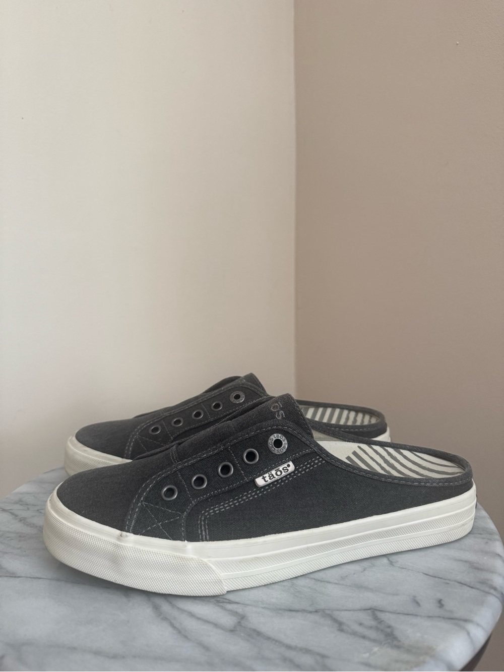 Taos EZ Soul Mule Sneakers Women’s Size 9 Charcoal Wash Canvas Slip On Comfort